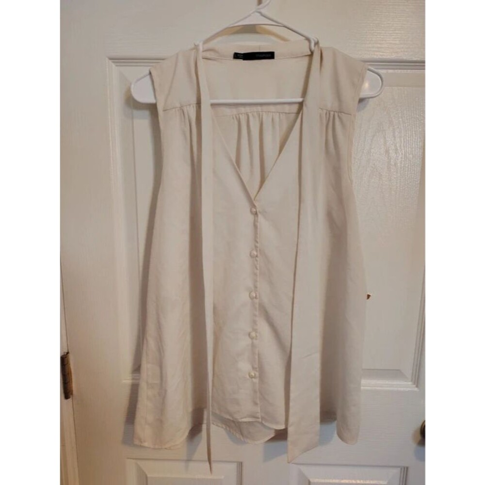 Maurices sleeveless neck shirt L cream